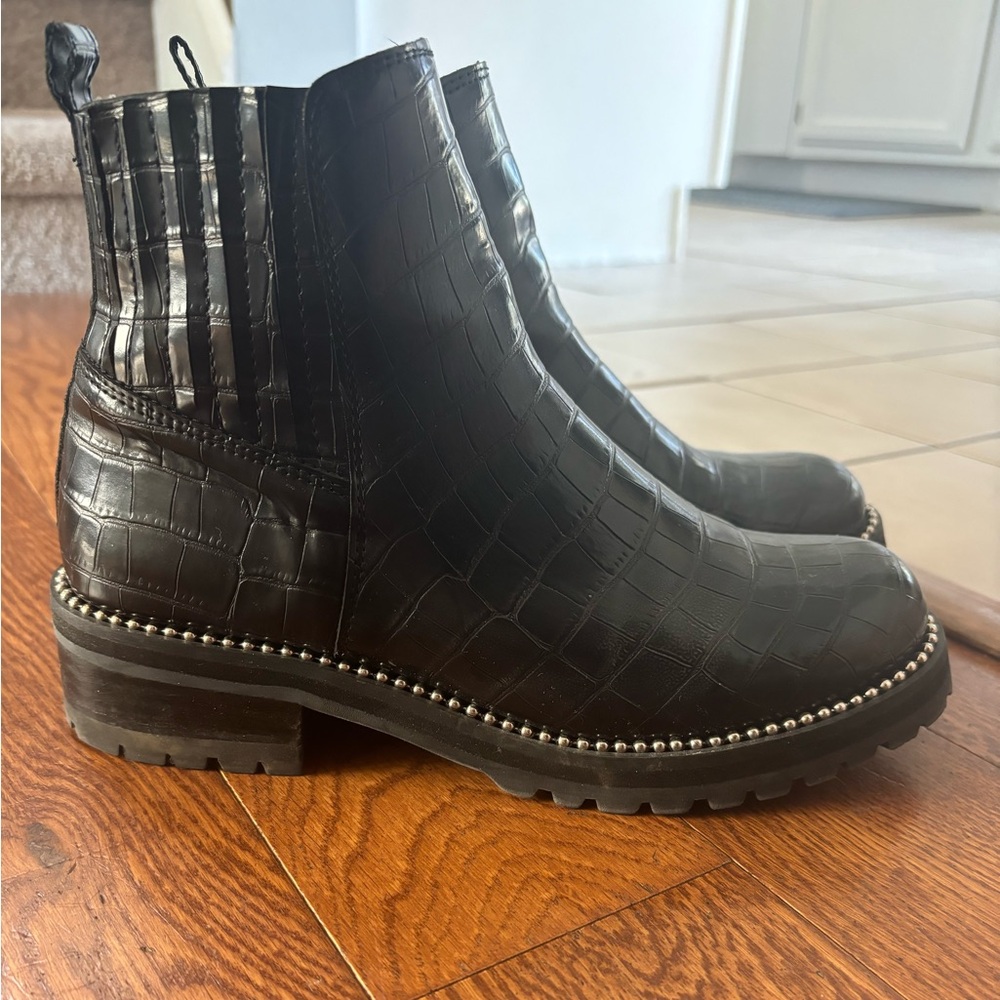 Lightly worn Steve Madden black boots